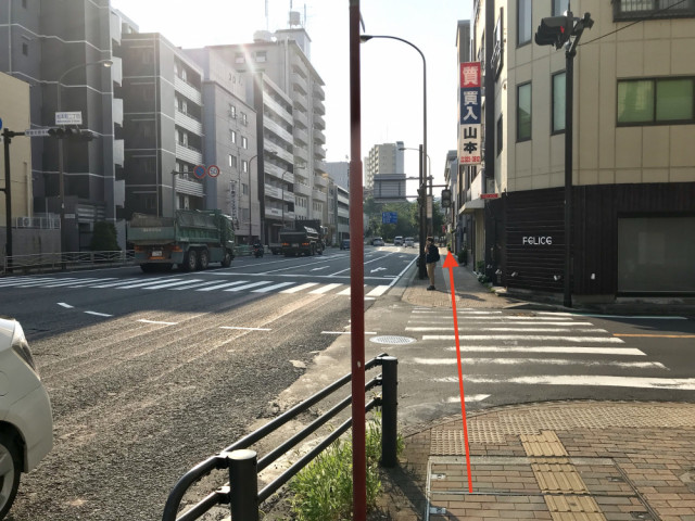 「松本町２丁目」の信号を渡り、そのまま国道沿いを直進します。